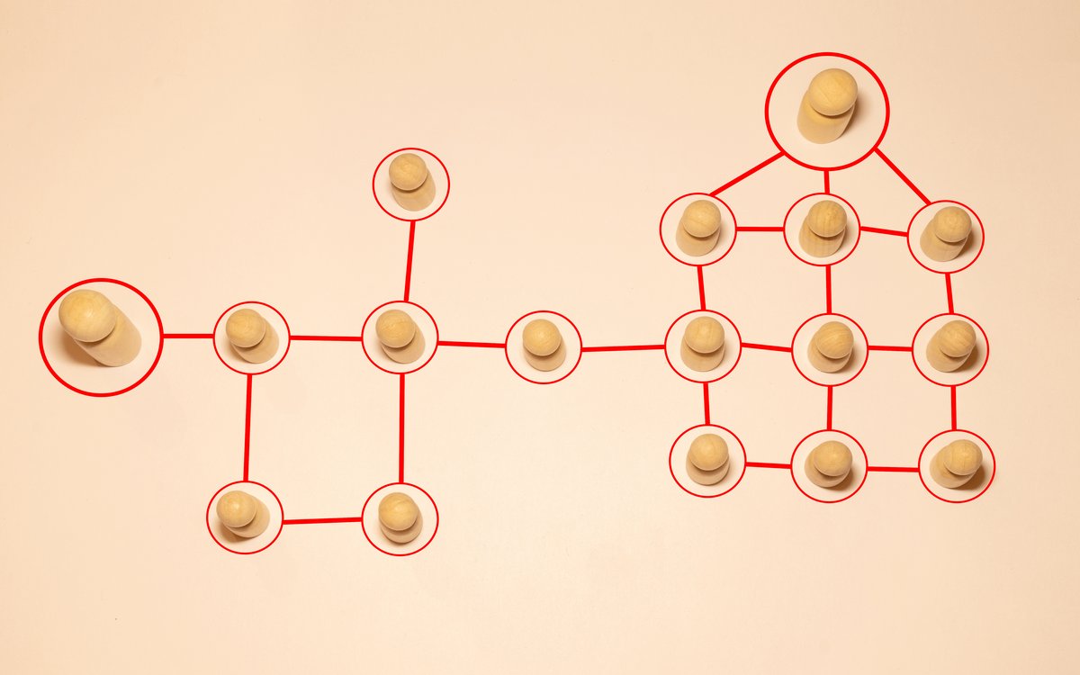 Diagram showing the referral bonus flow from link sharing through registration to ongoing earning